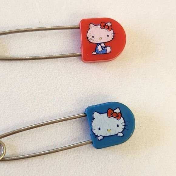 Two vintage hello Kitty safety diaper pins red blue cartoon kitten cat - Picture 1 of 4